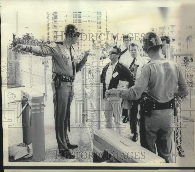 Load image into Gallery viewer, 1968 Press Photo Armed guards prep for security at the Republican convention, FL
