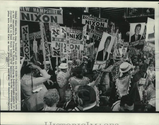 1968 Press Photo Supporters hold up Nixon, Reagan signs at GOP convention, FL.