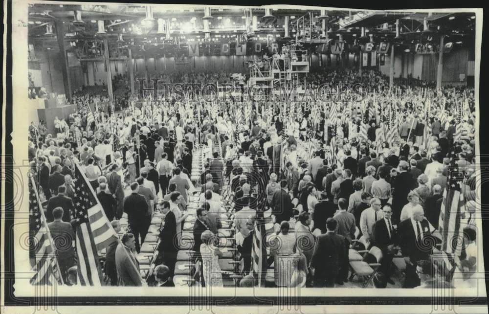 1968 Press Photo Teenagers enter with flags at start of the GOP convention, FL.