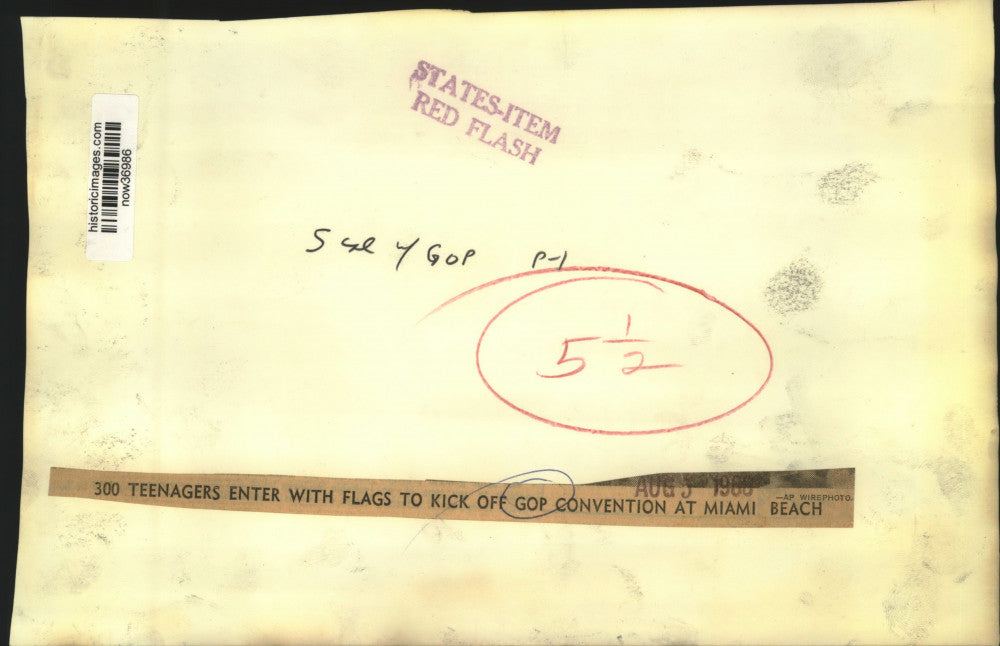 1968 Press Photo Teenagers enter with flags at start of the GOP convention, FL.