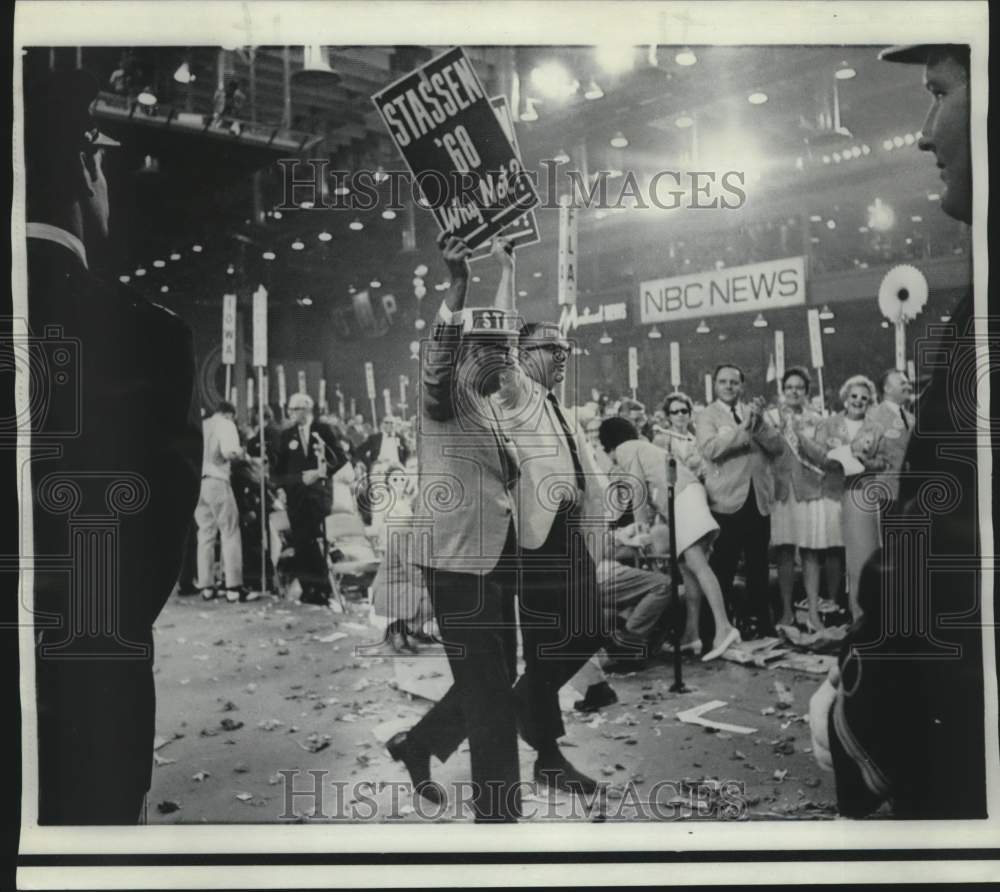 1968 Press Photo Two men parade for Harold Stassen at the GOP convention, Miami