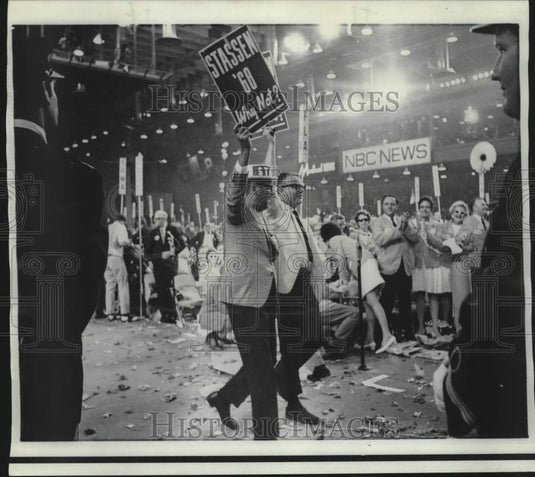 1968 Press Photo Two men parade for Harold Stassen at the GOP convention, Miami