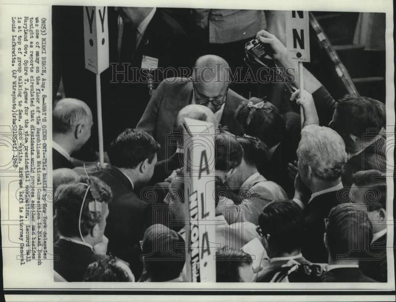 Load image into Gallery viewer, 1968 Press Photo New York delegates huddle on the floor at GOP convention, FL.
