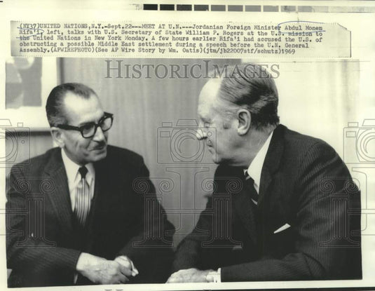 1969 Press Photo Jordanian F.M. Abdul Monem Rifa'i talks with William Rogers, NY
