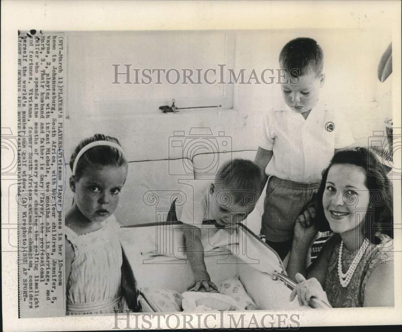 Load image into Gallery viewer, 1964 Press Photo Wife of golfer Gary Player, Vivienne &amp; children, South Africa
