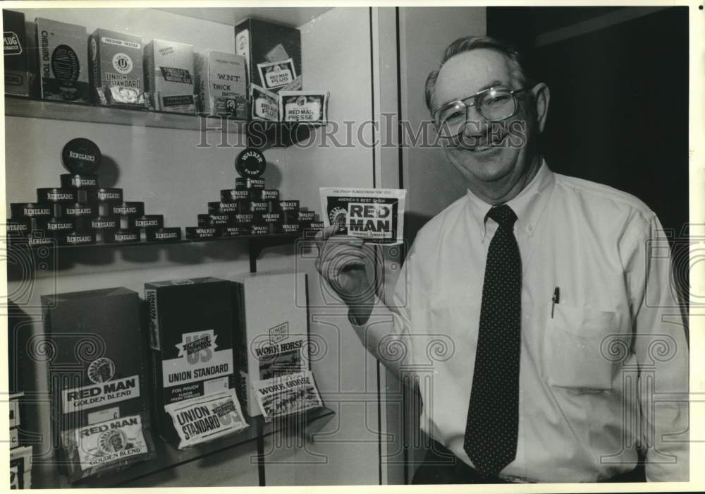 1989 Press Photo Pinkerton Tobacco VP Luther Pittman with Red Man products, KY.