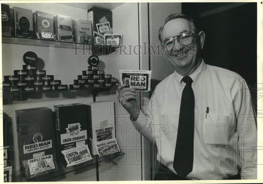 1989 Press Photo Pinkerton Tobacco VP Luther Pittman with Red Man products, KY.