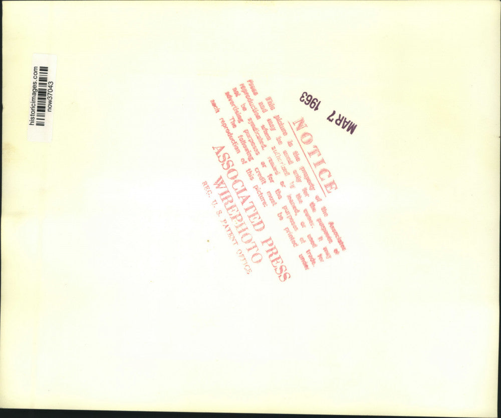 1963 Press Photo Yale football leaders welcomes new head coach John Pont, CT.