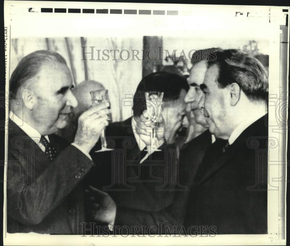 1970 Press Photo Georges Pompidou and Soviet leaders toast signed pact in Moscow