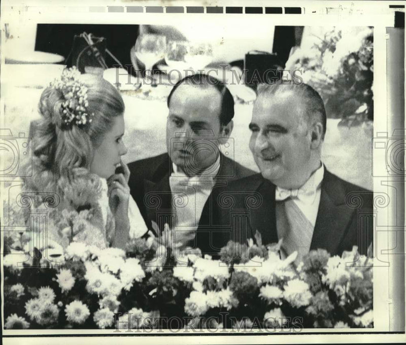 Load image into Gallery viewer, 1970 Press Photo French Pres. Georges Pompidou talks with Tricia Nixon, New York
