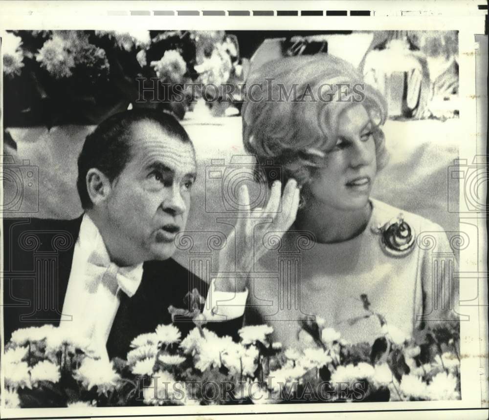 1970 Press Photo Pres. Nixon chats with Mrs. Georges Pompidou at a dinner in NY