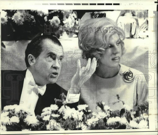 1970 Press Photo Pres. Nixon chats with Mrs. Georges Pompidou at a dinner in NY
