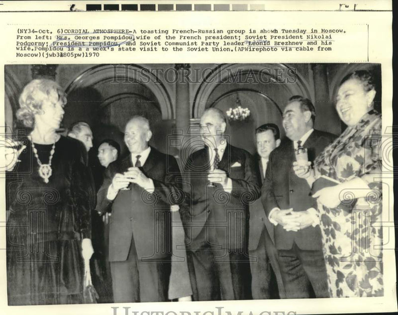Load image into Gallery viewer, 1970 Press Photo Soviet Leaders, French President and Wives Toast in Moscow
