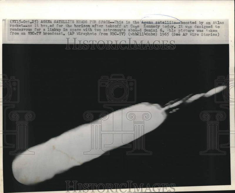Load image into Gallery viewer, 1965 Press Photo An Agena satellite heads for the horizon, Cape Kennedy, Florida
