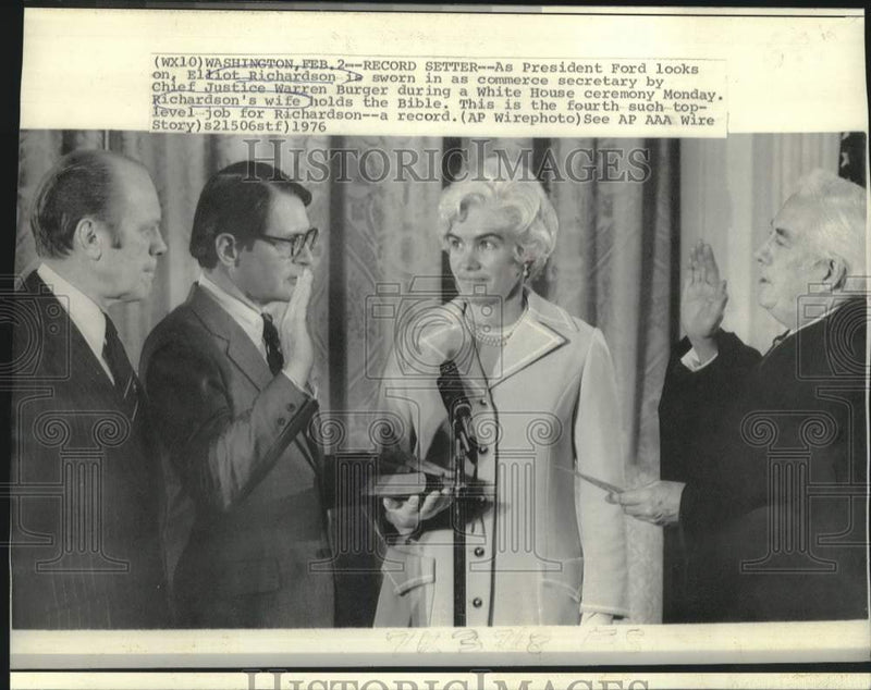 Load image into Gallery viewer, 1976 Press Photo Elliot Richardson's Commerce Secretary swearing in ceremony
