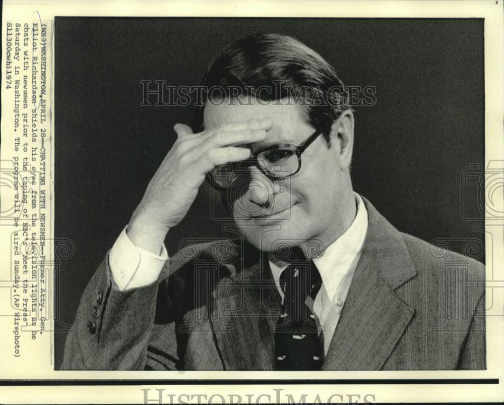1974 Press Photo Elliot Richardson chats with newsmen at Washington NBC&#39;s studio