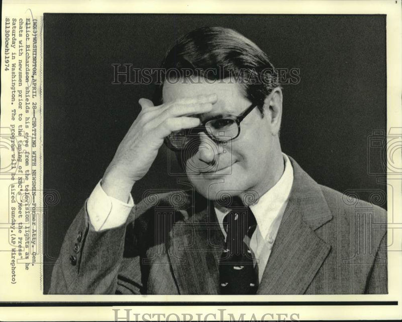 Load image into Gallery viewer, 1974 Press Photo Elliot Richardson chats with newsmen at Washington NBC's studio
