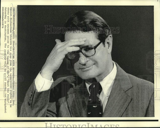 1974 Press Photo Elliot Richardson chats with newsmen at Washington NBC's studio
