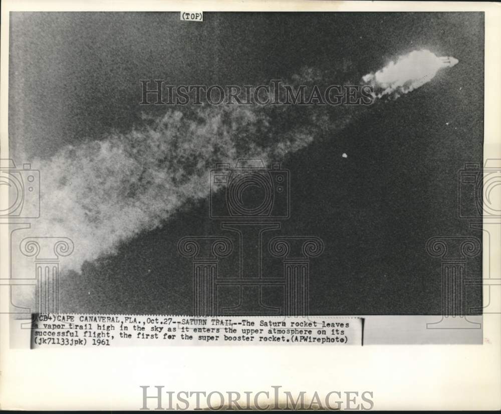 1961 Press Photo Saturn rocket leaves vapor trail from Cape Canaveral launch