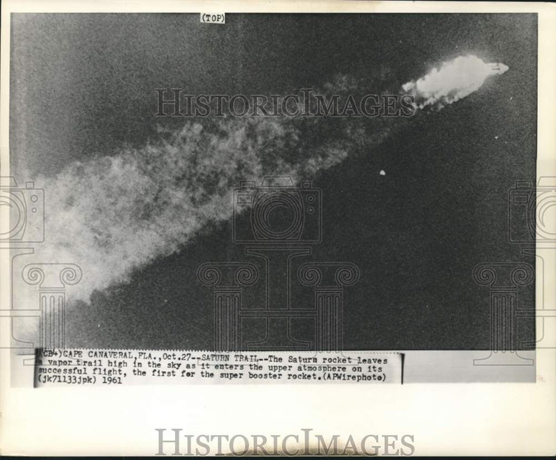 Load image into Gallery viewer, 1961 Press Photo Saturn rocket leaves vapor trail from Cape Canaveral launch
