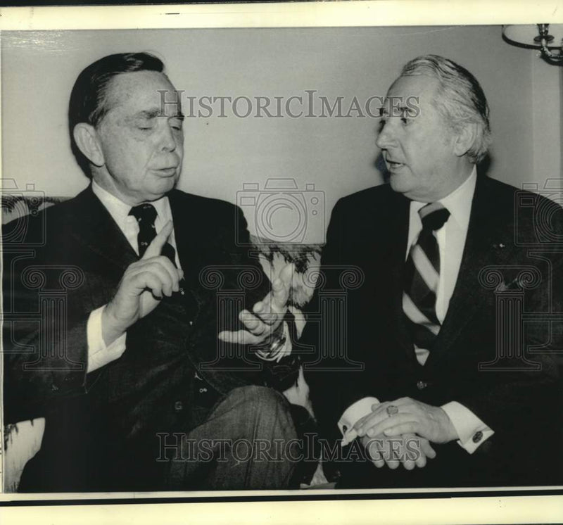 Load image into Gallery viewer, 1974 Press Photo House Leaders Carl Albert and Peter Rodino confer in Washington
