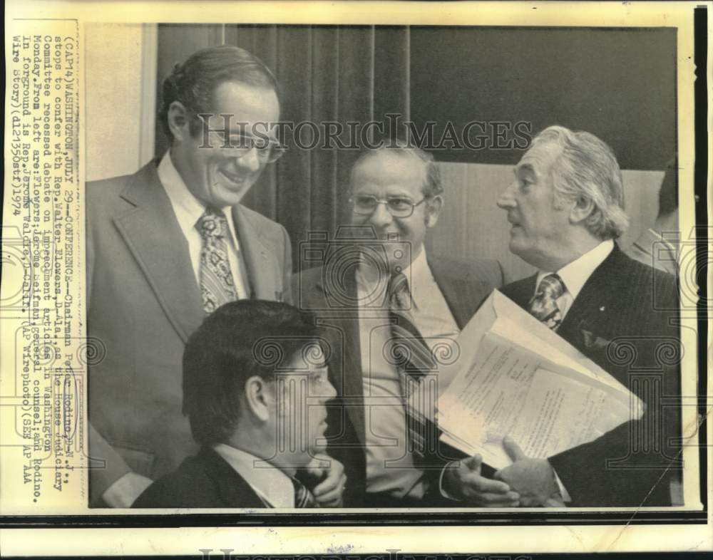 1974 Press Photo House Judiciary Committee members confer during a break, Wash.