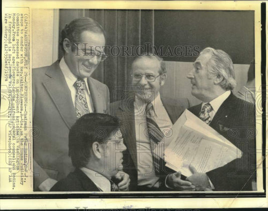 1974 Press Photo House Judiciary Committee members confer during a break, Wash.