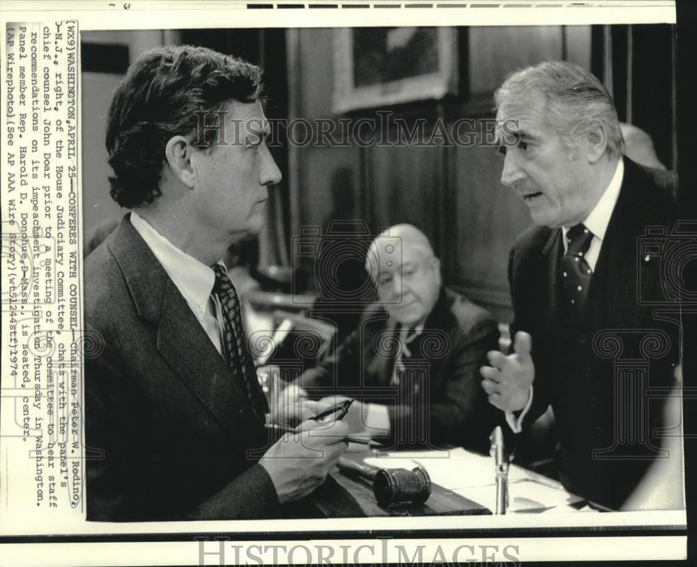 1974 Press Photo Peter Rodino confers with Judiciary panel members in Washington
