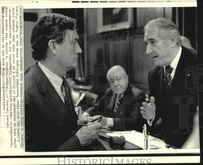 Load image into Gallery viewer, 1974 Press Photo Peter Rodino confers with Judiciary panel members in Washington
