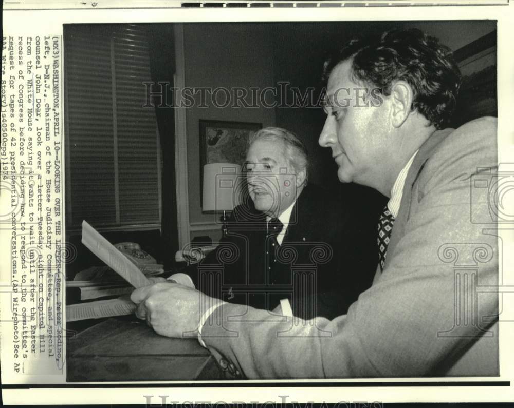 1974 Press Photo Peter Rodino and John Doar look over White House letter in D.C.