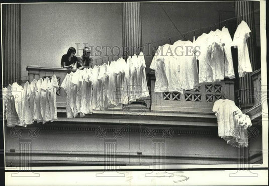 1970 Press Photo Artist Anthony Rice and wife survey T-shirt sculpture in D.C.