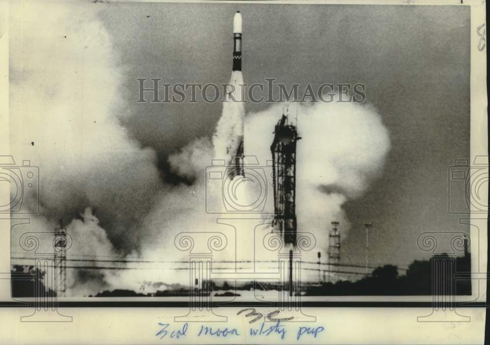1966 Press Photo Atlas-Agena rocket with Lunar Orbiter blast from Cape Kennedy