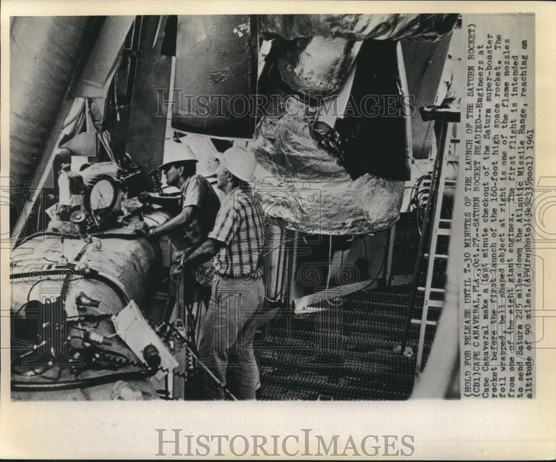 Load image into Gallery viewer, 1961 Press Photo Cape Canaveral engineers check Saturn rocket before launch
