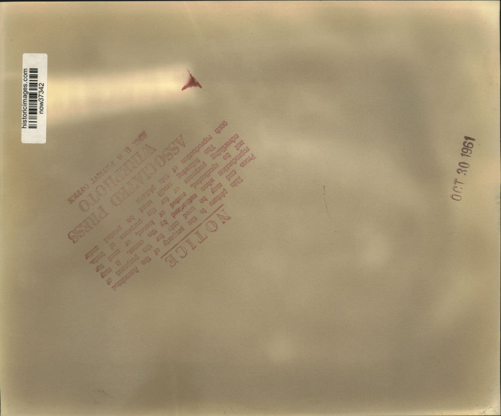 1961 Press Photo Cape Canaveral engineers check Saturn rocket before launch