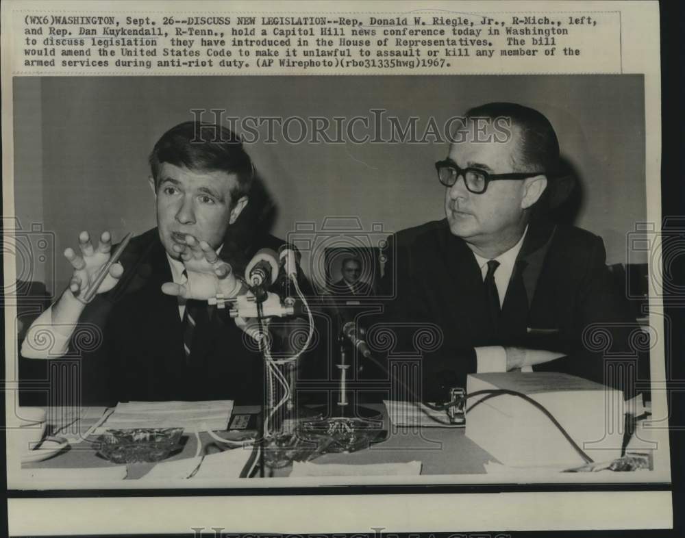 1967 Press Photo Congressmen Donald Riegle Jr., Dan Kuykendall with Press