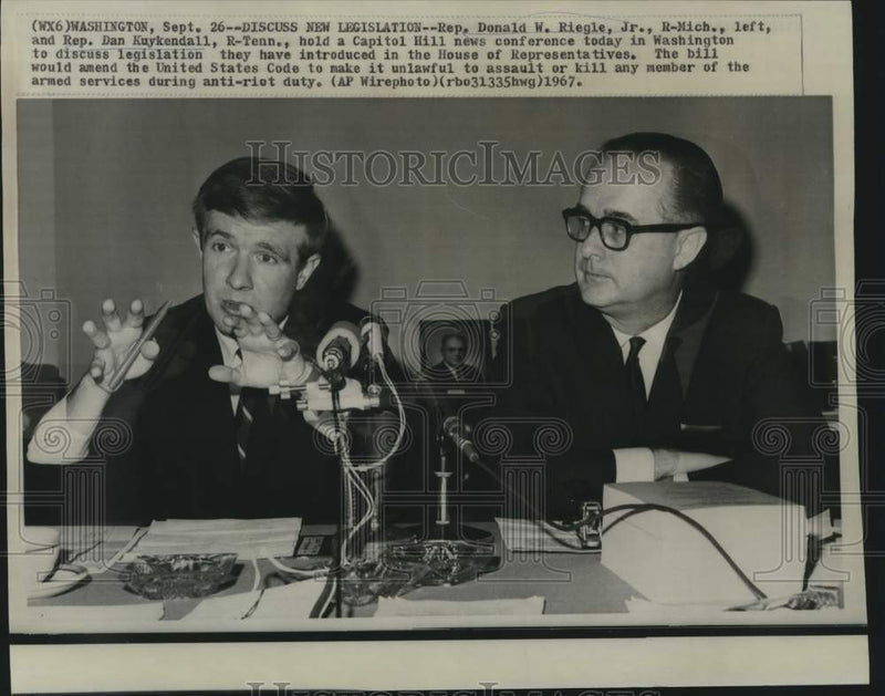 Load image into Gallery viewer, 1967 Press Photo Congressmen Donald Riegle Jr., Dan Kuykendall with Press
