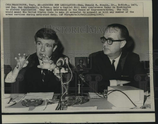 1967 Press Photo Congressmen Donald Riegle Jr., Dan Kuykendall with Press