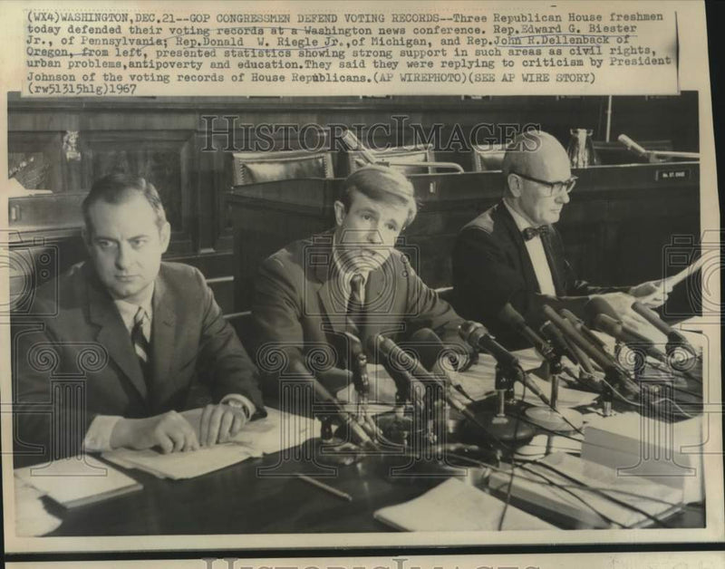 Load image into Gallery viewer, 1967 Press Photo Freshman GOP Representatives Defend Voting Records, Washington
