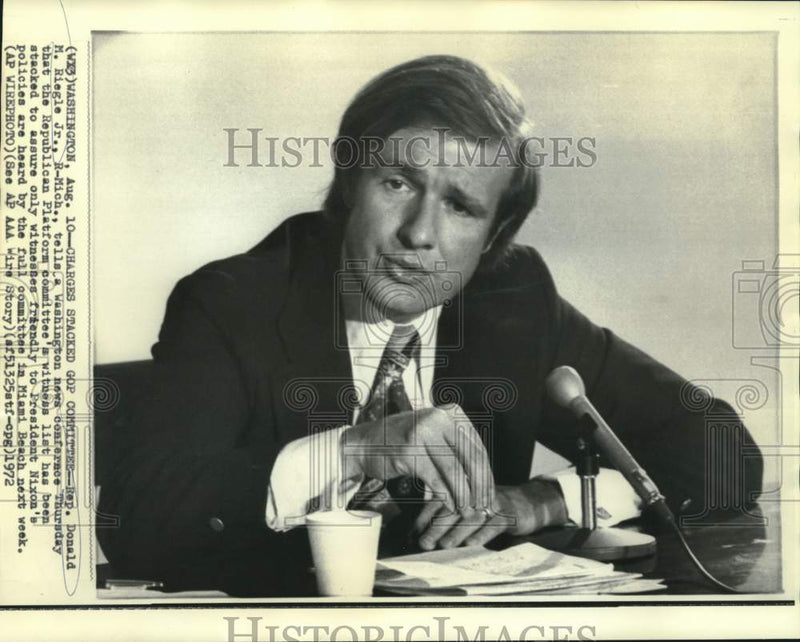 Load image into Gallery viewer, 1972 Press Photo Congressman Donald Riegle Jr. Says Witness List Pro-Nixon
