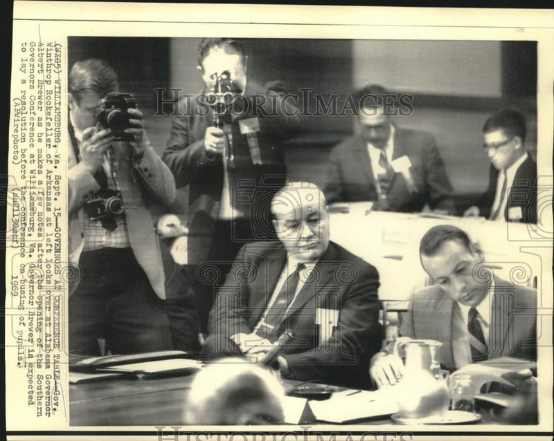 Load image into Gallery viewer, 1969 Press Photo Governors Albert Brewer and Winthrop Rockefeller at VA meeting
