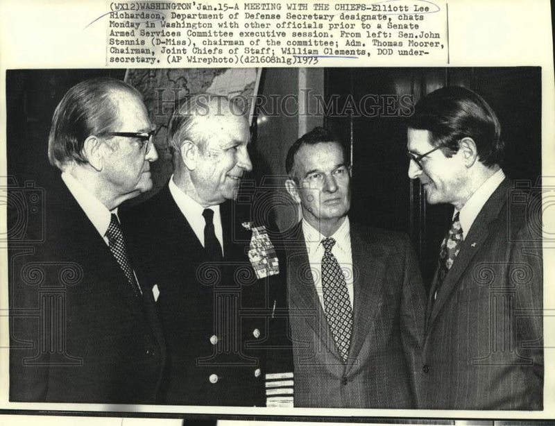 Load image into Gallery viewer, 1973 Press Photo Defense Department Elliot Richardson and other officials in DC
