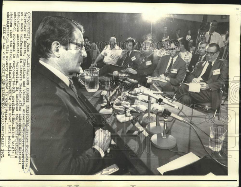 Load image into Gallery viewer, 1971 Press Photo Health, Education &amp; Welfare Secretary Elliot Richardson &amp; Press

