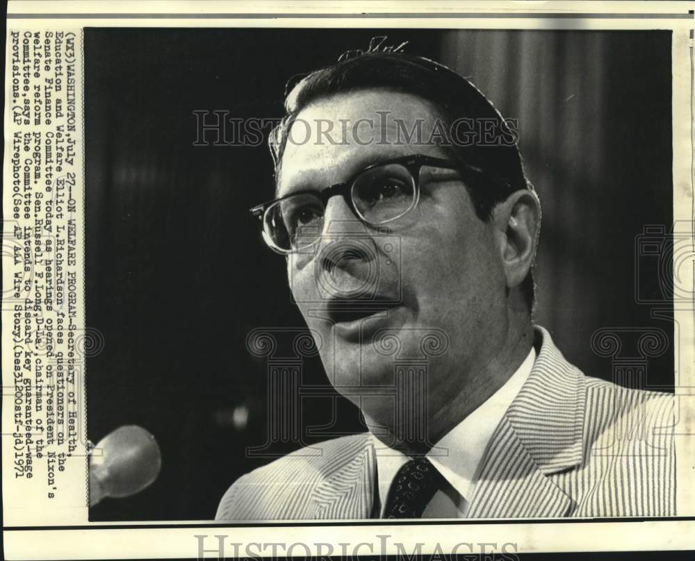 1971 Press Photo HEW Secretary Elliot Richardson questioned at Finance Committee