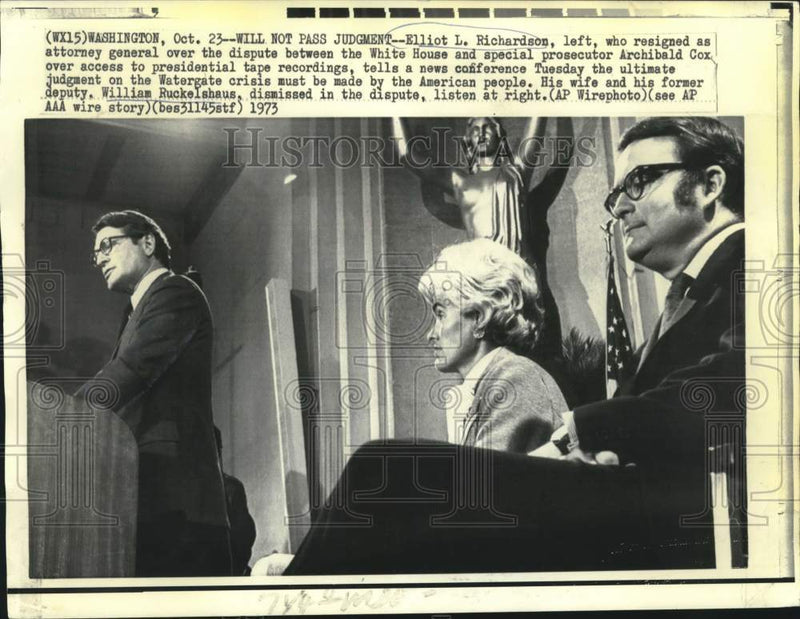 Load image into Gallery viewer, 1973 Press Photo Elliot Richardson and wife with Ruckelshaus in Washington
