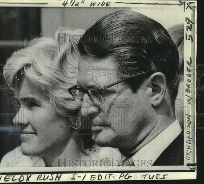 Load image into Gallery viewer, 1970 Press Photo Elliot Richardson and wife at White House after HEW swearing in
