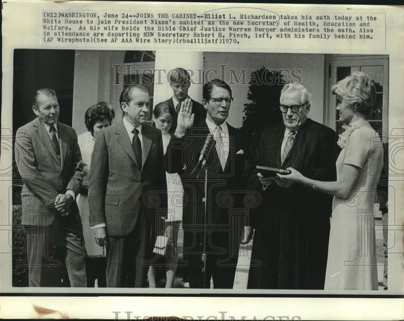 Load image into Gallery viewer, 1970 Press Photo Elliott Richardson's HEW Secretary swearing in ceremony in D.C.
