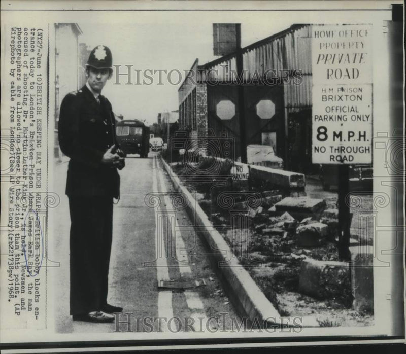Load image into Gallery viewer, 1968 Press Photo British Bobby blocks entrance to London's Brixton Prison
