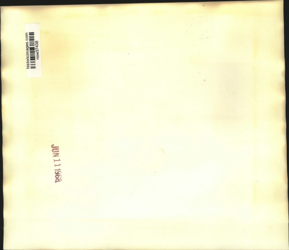 1968 Press Photo British Bobby blocks entrance to London's Brixton Prison