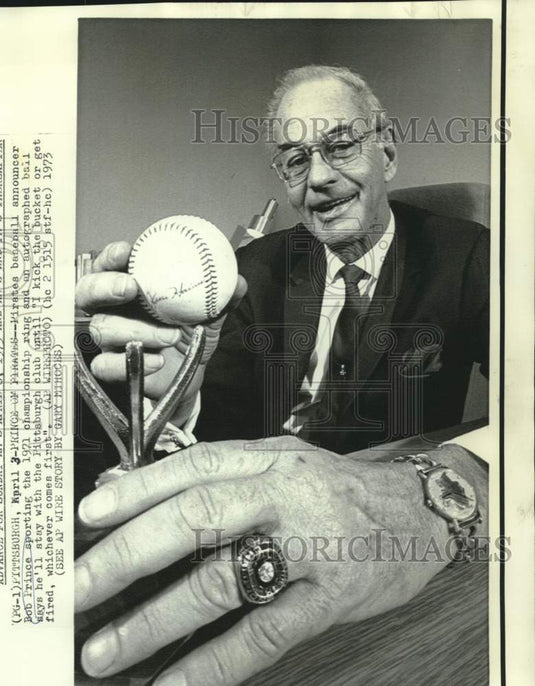 1973 Press Photo Pittsburgh Pirates announcer Bob Prince with championship ring