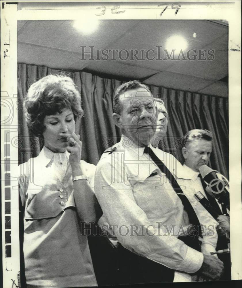 1970 Press Photo Airliner Captain John Priddy and crew at Kennedy airport